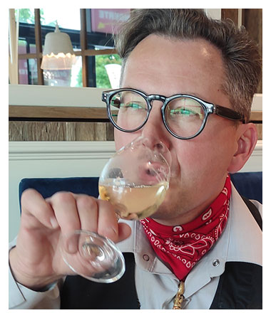 Ein Schluck leckerer Weißwein am Lieblingsplatz Prost, Herr Duflot!